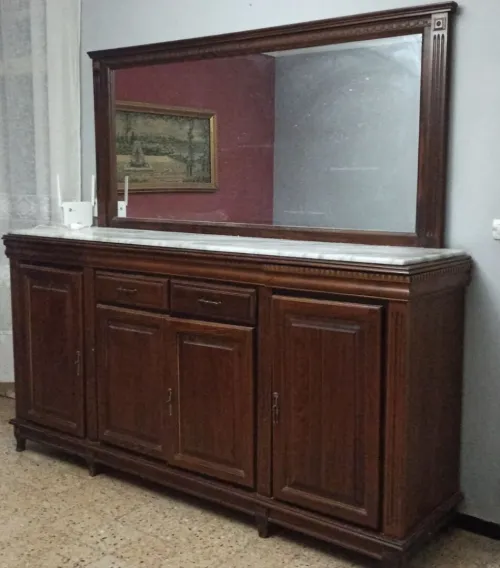 Bahut en bois rouge avec miroir disposé sur dalette en marbre