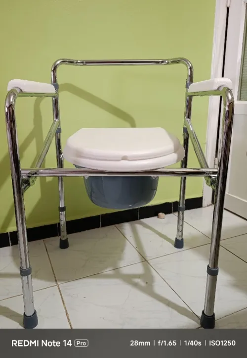 Chaise toilette avec récipient