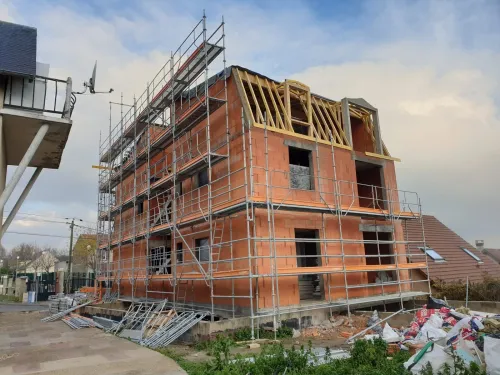 Construction maison bois .Charpente bois et couverture toiture 