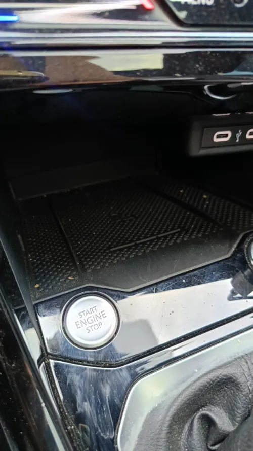 Volkswagen T-Roc 2025 R-Line + SONO ( BEATS )