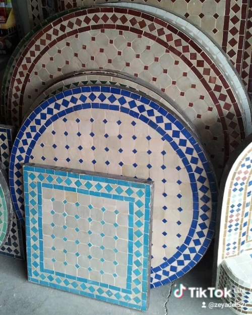 Tables en mosaïque traditionnelle