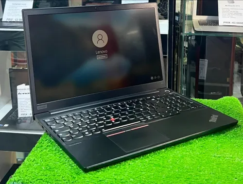 Thinkpad E15 i7 10 Gen 8 ram 256 ssd ecran 15 pouce FHD intel iris UHD etat 10/10