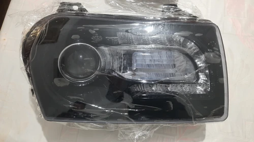 Phares avant à LED avec clignotants intégrés, finition noir brillant fumé, Chrysler 300 C (2004-2012).