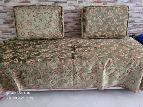 Vends 4  couvre matelas et coussins