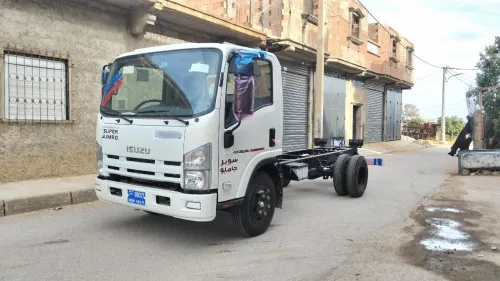 Isuzu NPR 2025