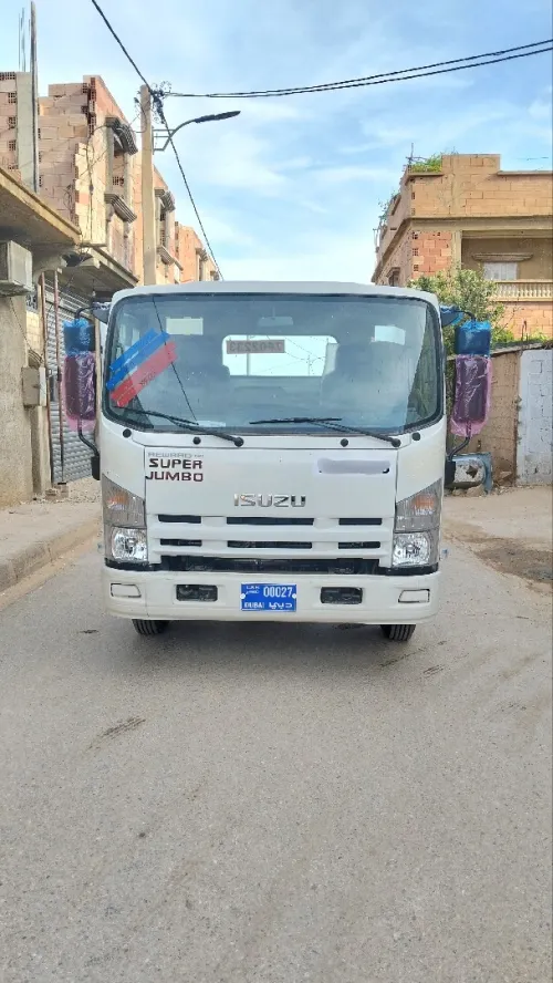 Isuzu NPR 2025