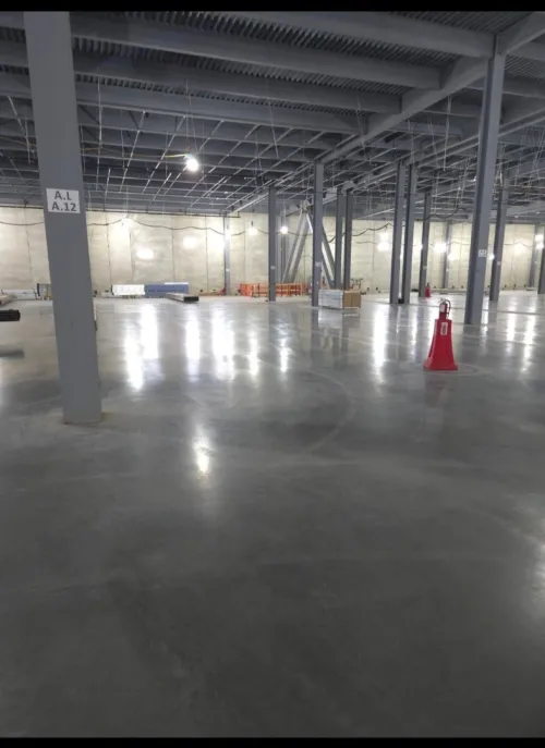 Réalisation d' une coulage de la Béton Dallage industriel Tallouchage mécanique pour Hélicoptère