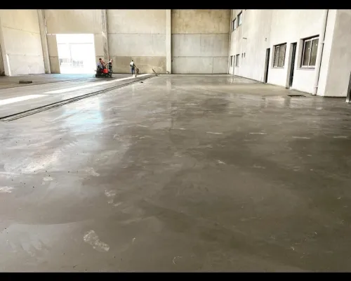 Réalisation d' une coulage de la Béton Dallage industriel Tallouchage mécanique pour Hélicoptère