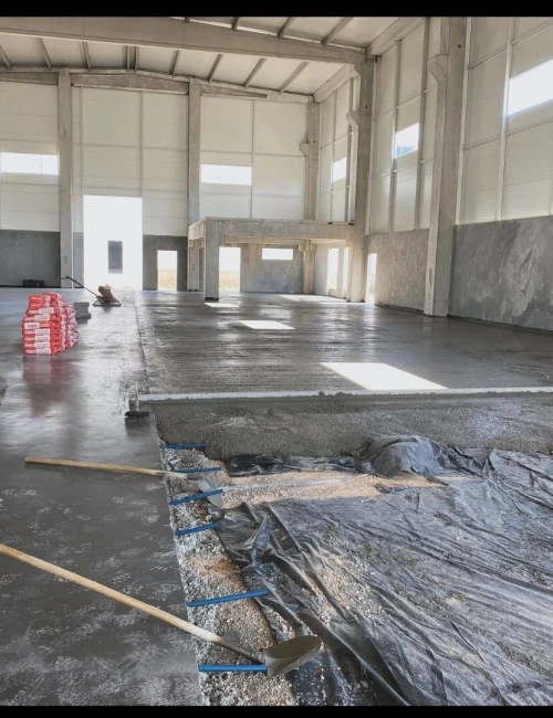Réalisation d' une coulage de la Béton Dallage industriel Tallouchage mécanique pour Hélicoptère