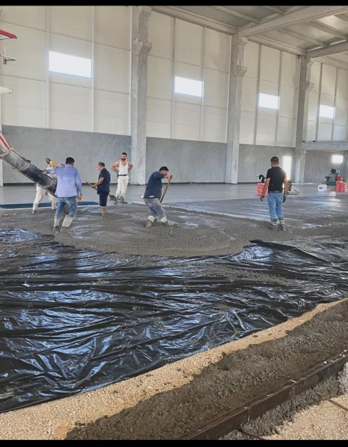 Réalisation d' une coulage de la Béton Dallage industriel Tallouchage mécanique pour Hélicoptère