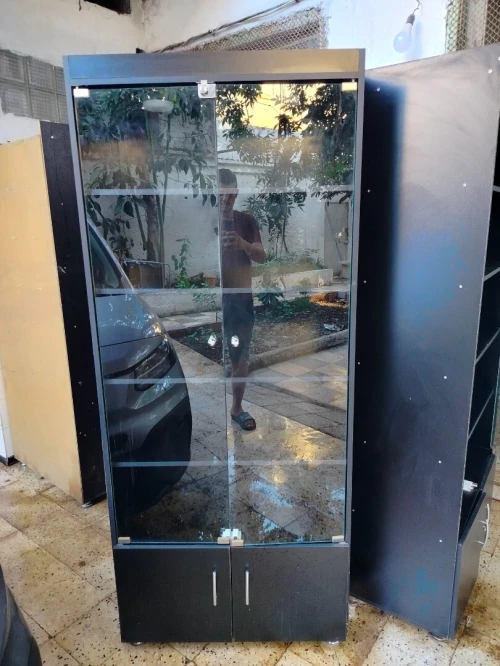 Il y a 5 armoire