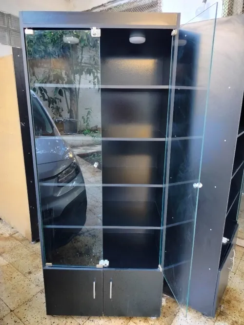 Il y a 5 armoire