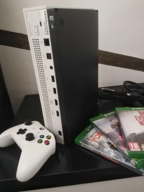 Xbox One S 500 Go en excellent état + Manette + 3 Jeux Originaux (Pack Complet)