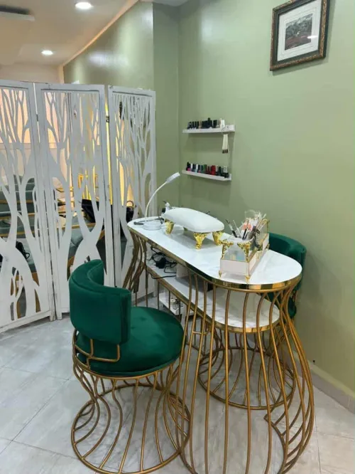 Table donglerie : coque doré, surface blanche 
