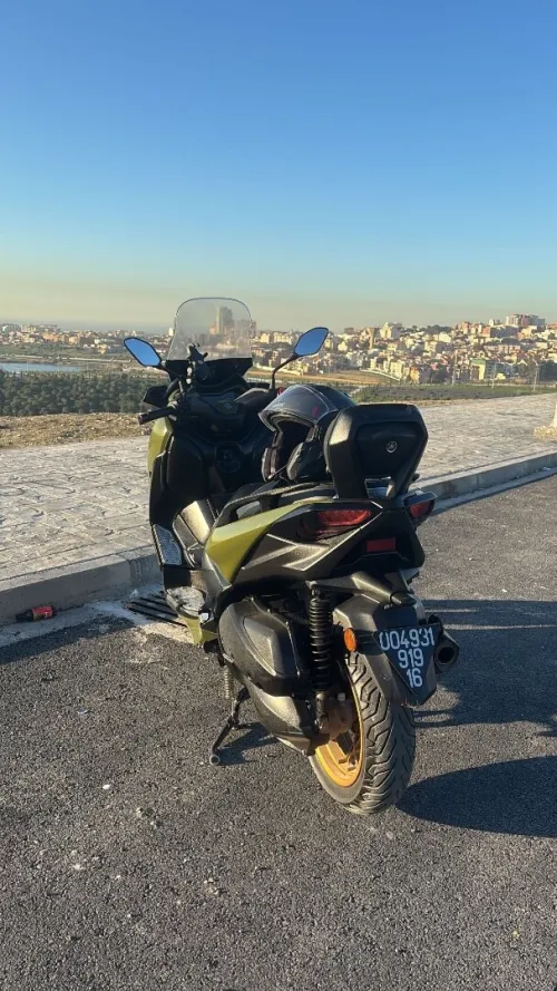 YAMAHA XMAX 300 Avec casque shark 2019