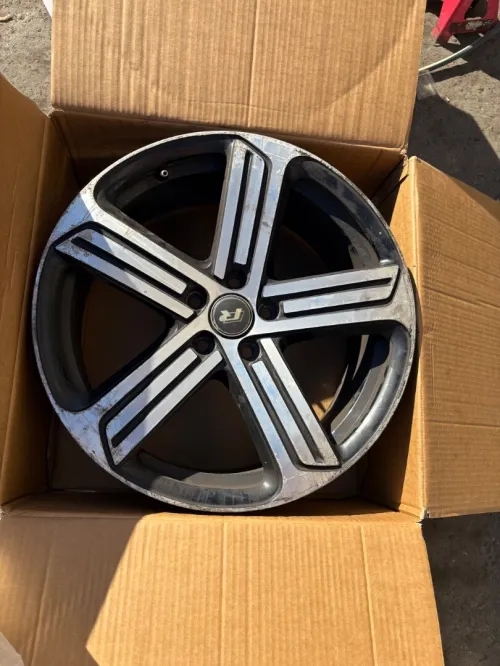 Vend 4 jantes GOLF 7R en 19 pouces bon état et une qui a etait réparer qui fonctionne très bien 