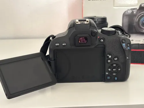 Canon EOS 800D (T7i)
