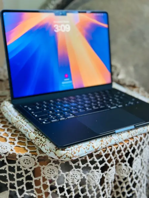 MacBook Air M2 / free