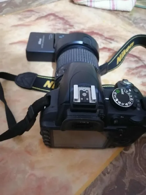 كاميرا نيكون D3200 عدسة18-55 مم شاحن  حالة ممتازةة