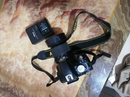 كاميرا نيكون D3200 عدسة18-55 مم شاحن  حالة ممتازةة