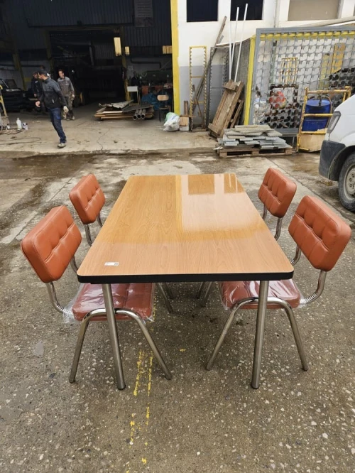 Table avec 4 chaises rembourrées  Plateau formica & pieds inox