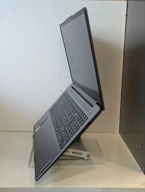 Lenovo IdeaPad Slim 3 AMD Ryzen 7 5825U/Radeon Graphics2GB 16GB 512GB NVME 15.6"