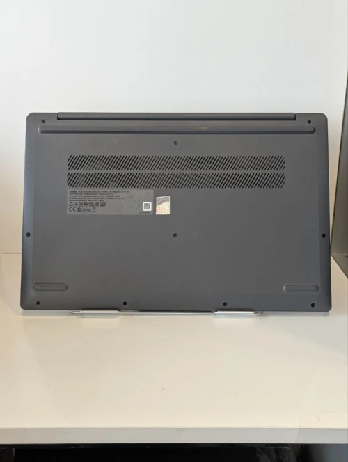 Lenovo IdeaPad Slim 3 AMD Ryzen 7 5825U/Radeon Graphics2GB 16GB 512GB NVME 15.6"