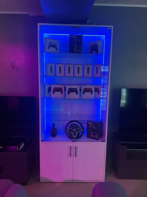 Armoire et élément étagère avec portes en mélamine blanche pour un présentoir de magasin lumineux