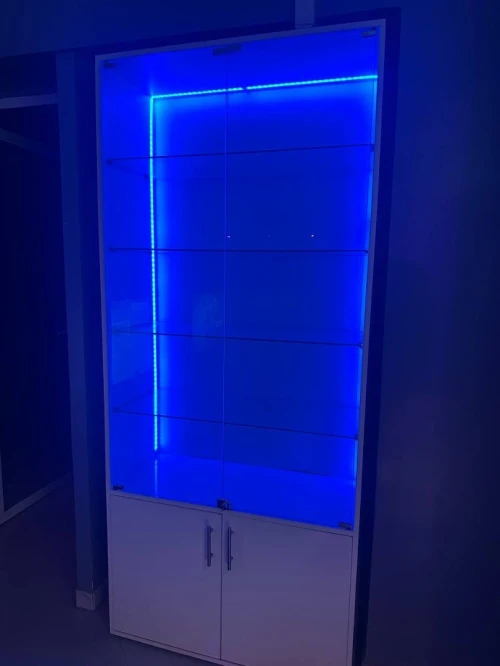 Armoire et élément étagère avec portes en mélamine blanche pour un présentoir de magasin lumineux