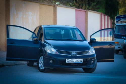 Nissan Tiida 4 portes 2009 Tiida 4 portes