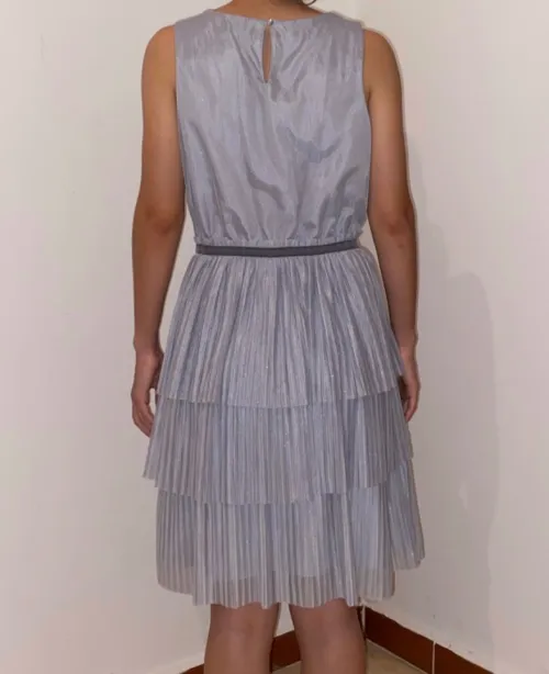 Petite robe grise argentée légèrement pailletée 