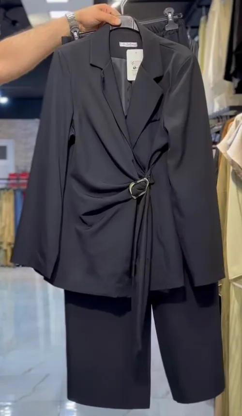 Costume femme noir élégant avec boucle neuf