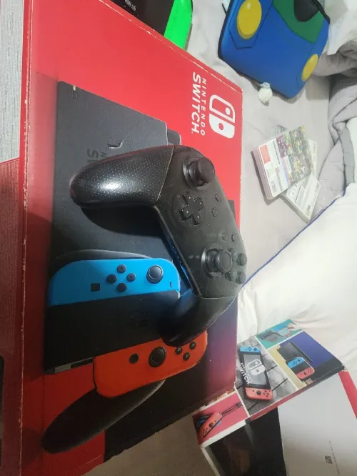 Nintendo switch manette pro +2 joycon +3jeux