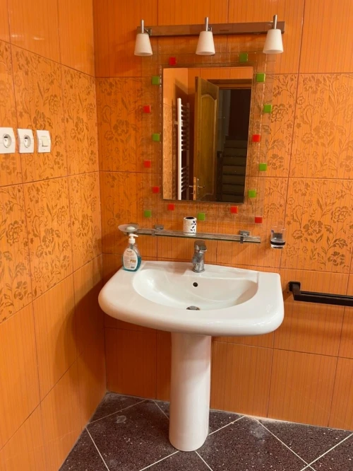 Ensemble :lavabo,miroir salle de bain, robinet cuisine noir Très bon état