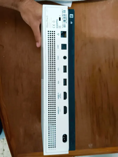 Xbox One S avec une manette 1TB