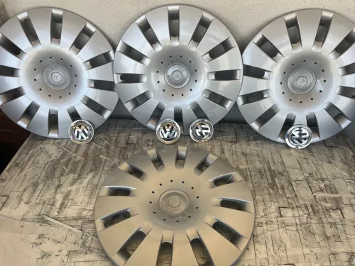 jeu de quatre enjoliveurs de roues Volkswagen avec les logos centraux assortis.