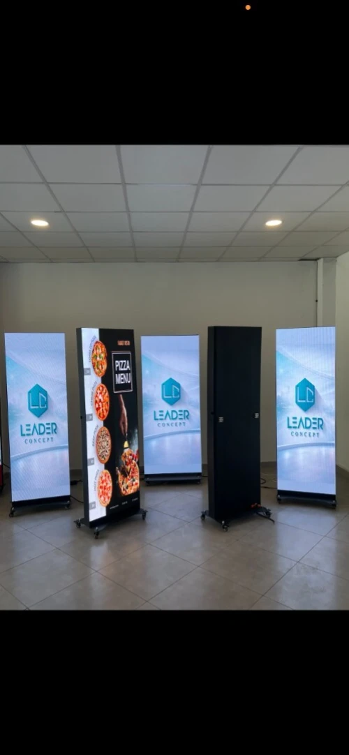 Totem LED poster digital P2.5 P3 P4 affichage professionnel controle mobile 4K indoor outdoor afficharge moderne format 1.92 m x 0.64 m fabrication sur meusure
