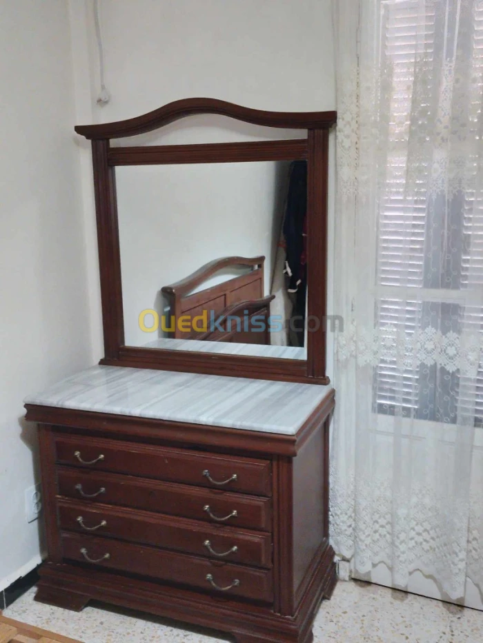 CHAMBRE A COUCHER BOIS ROUGE MASSIF COMPOSE D'1 ARMOIRE ET 1COIFFEUSE ET 1 LIT DE 1.6 M , 2 COMMODE