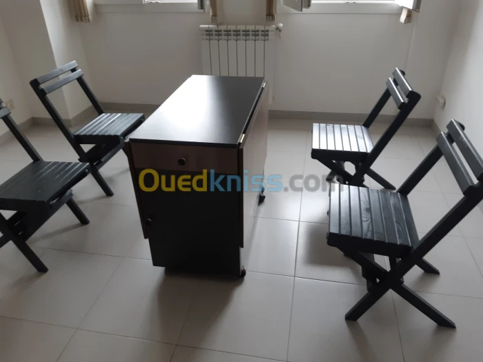 TABLE PLIABLE + 04 CHAISES EN BOIS.