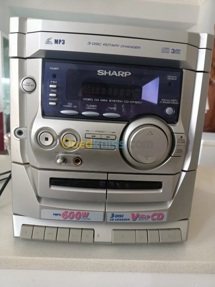 Chaîne audio cd cassette et radio avec 2 grandes baffes