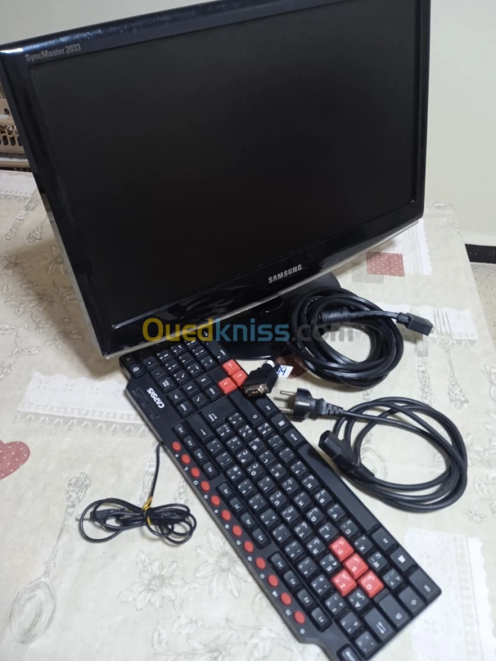 Écran Pc Samsung + Clavier + Cable vga 03 mètre