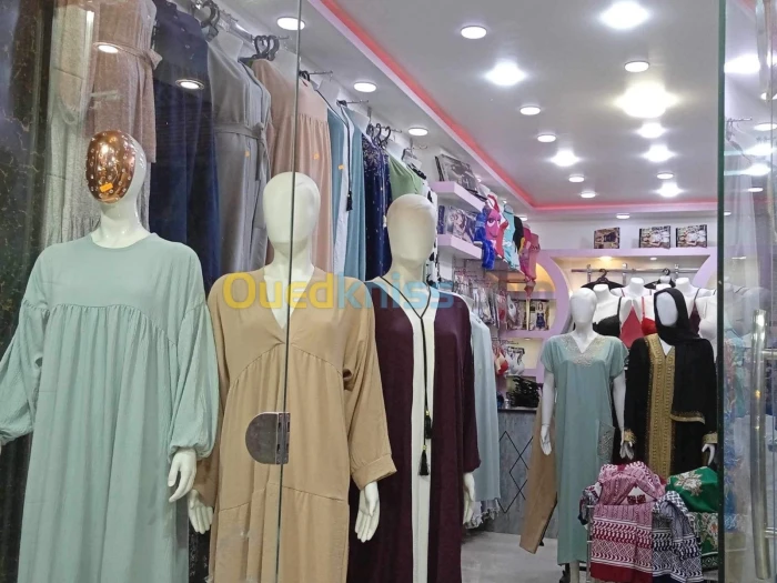 محل ألبسة نسائية مجهز بالكامل للبيع
