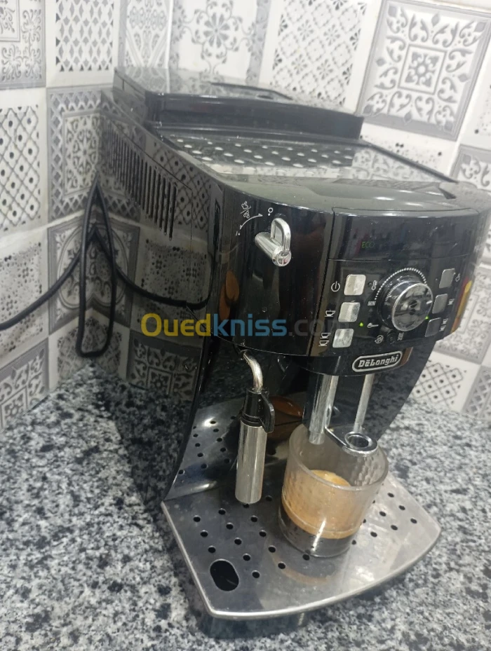 Cafetière Delonghi magnífica s 