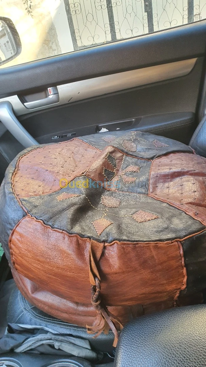Très jolie paire de pouffes ancien en cuire