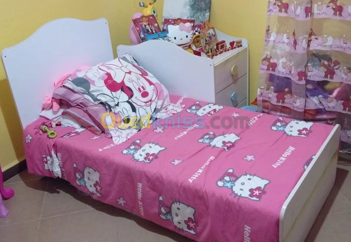 Je vend un lit avec sa table de nuit