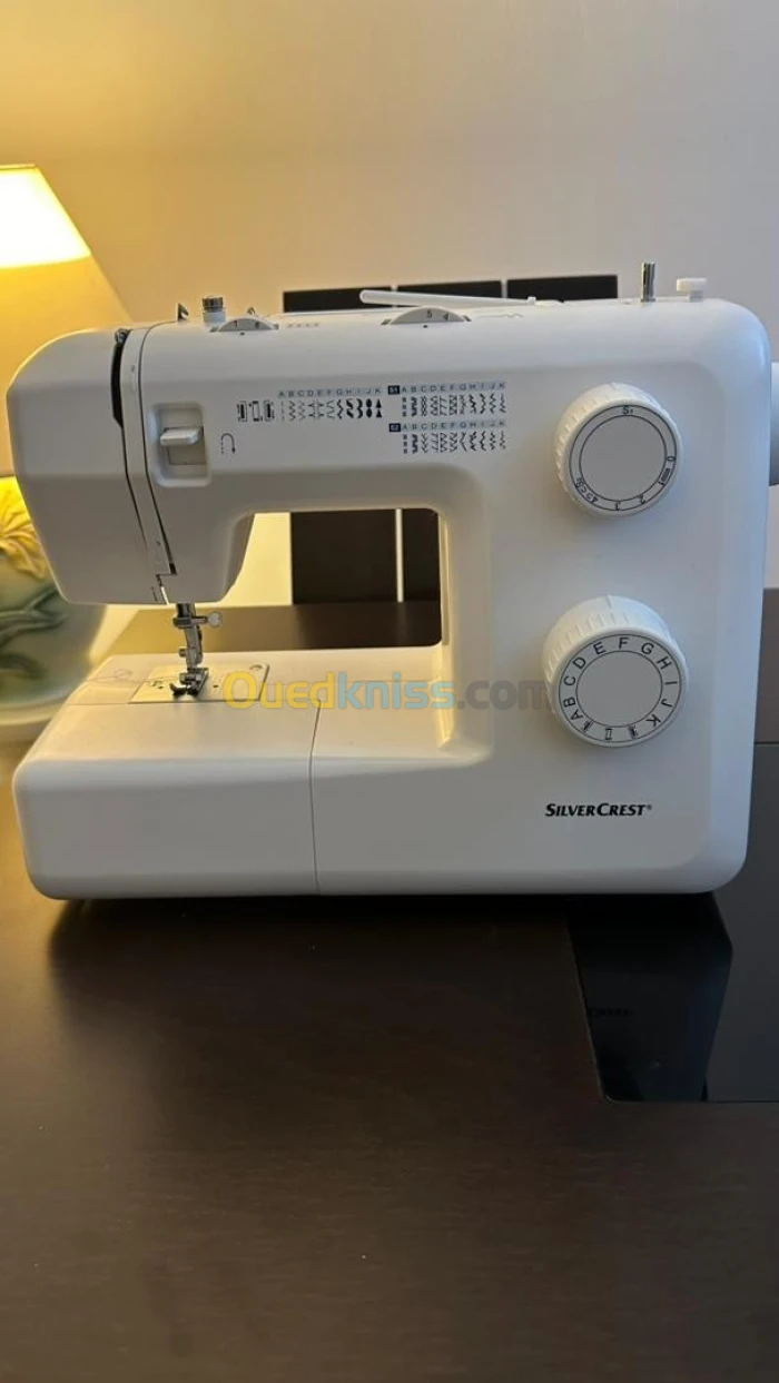 Machine à coudre آلة خياطة