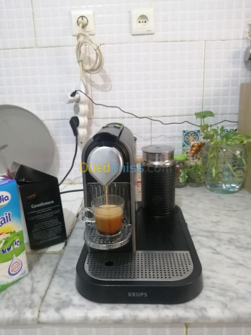 Machine à café Nespresso citiz et milk bon état 4