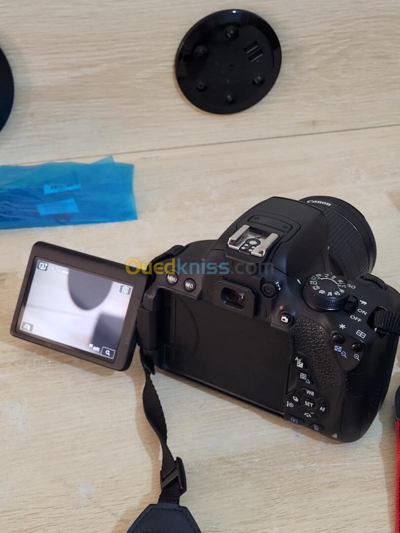Canon EOS 700D Appareil photo Reflex SLR 18 MP CMOS 5184 x 3456 pixels + Objectif Canon EF-S 18-55mm f/3.5-5.6 IS STM f/3.5-5.6 2