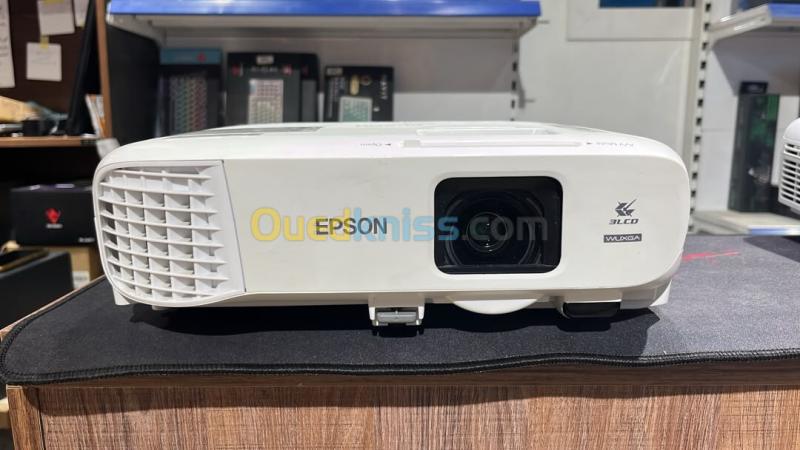 Data Show Epson EB 2447 utilise 299 heures seulement