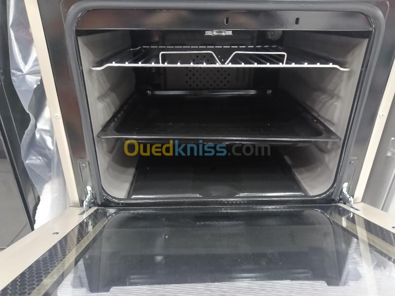 Promo cuisinière Thomson ventilé 4 feux inox fonte-wok TABOUNA avec afficheur 6
